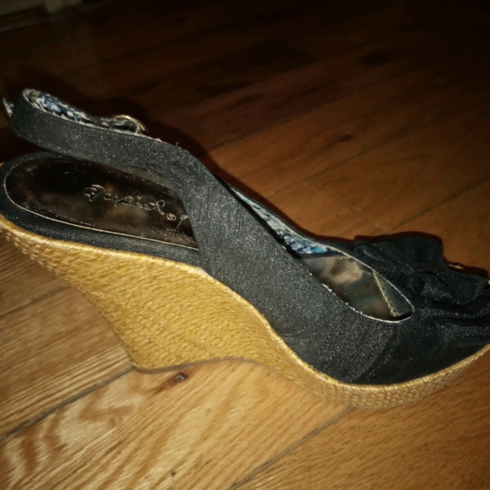 Black wedges